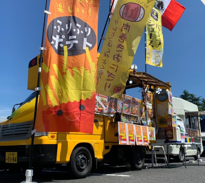 LOW★RAI Dogのキッチンカーとホットドッグ